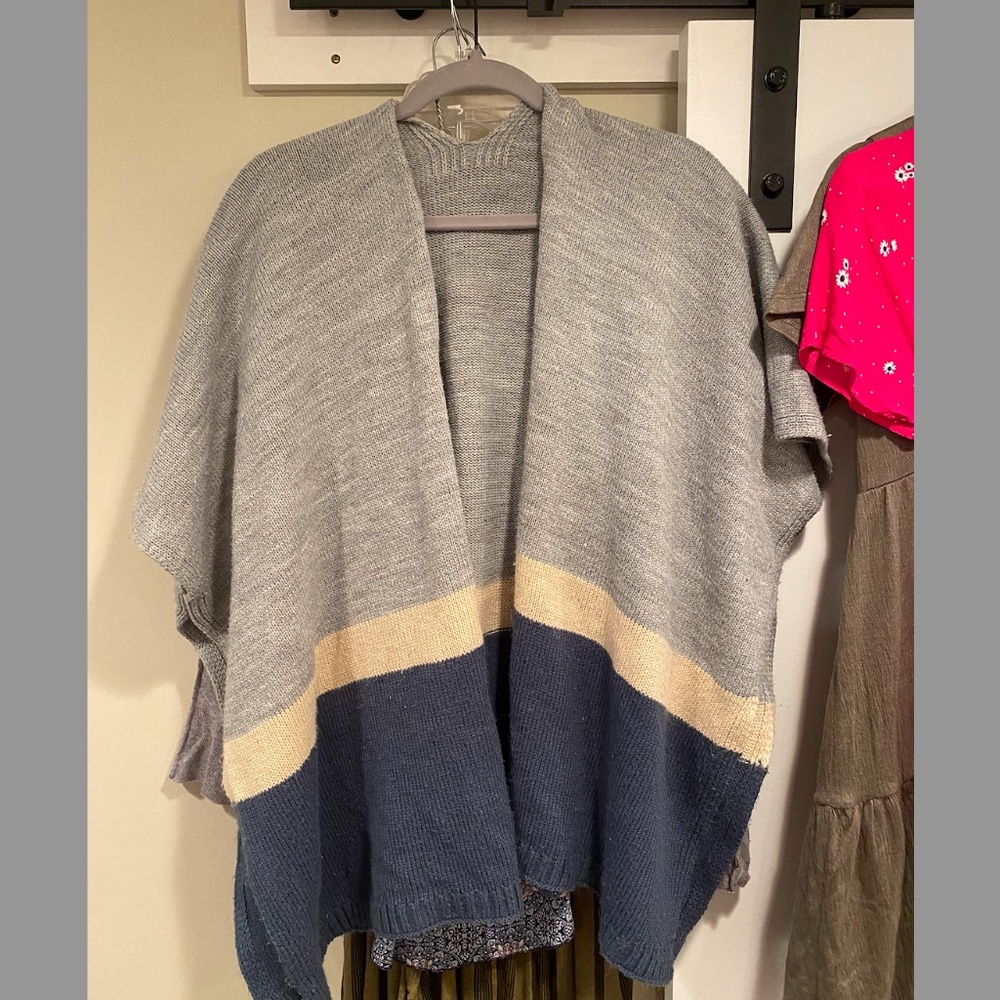 Short Sleeve Sweater Poncho (Size Medium)